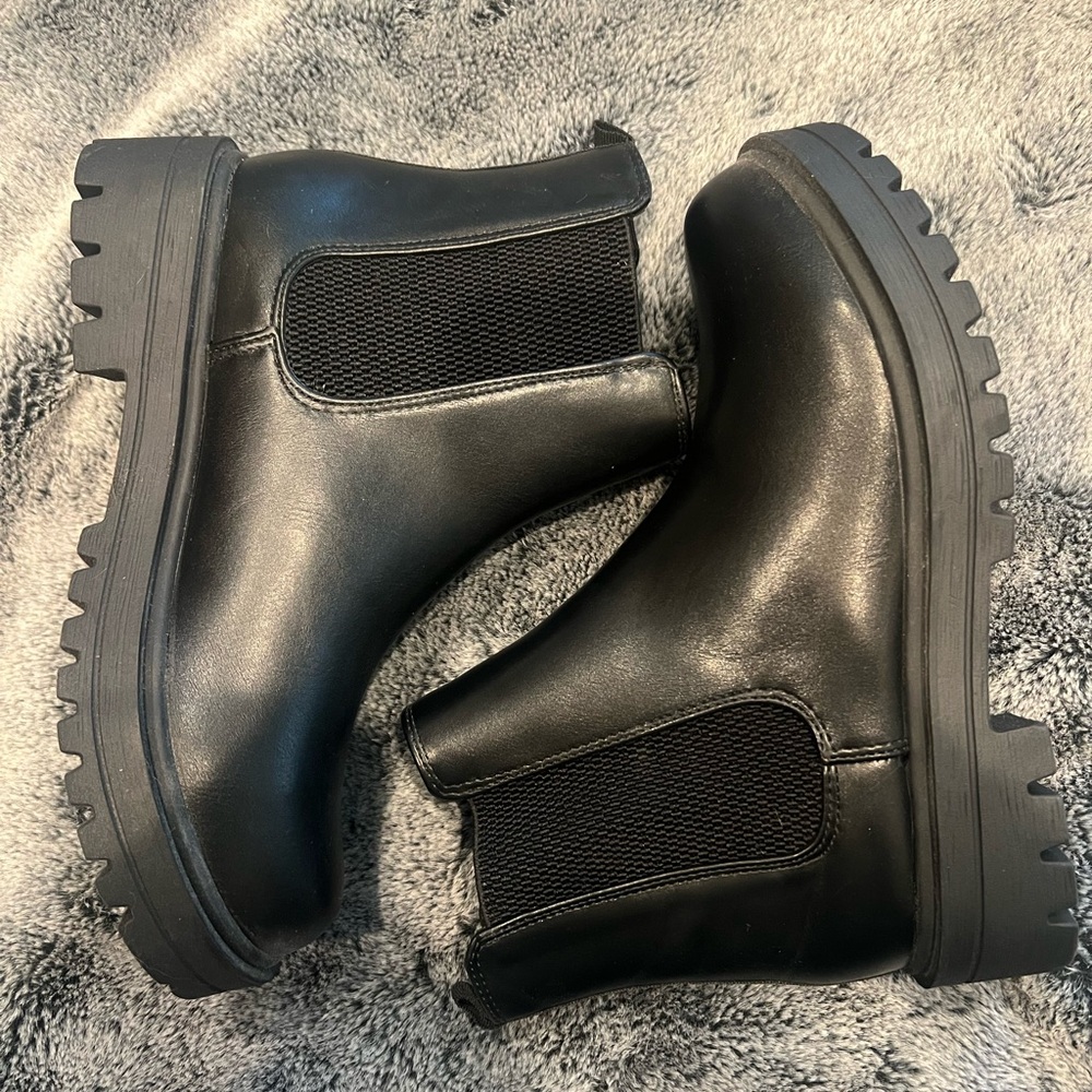 Women’s  Black Chelsea Boots